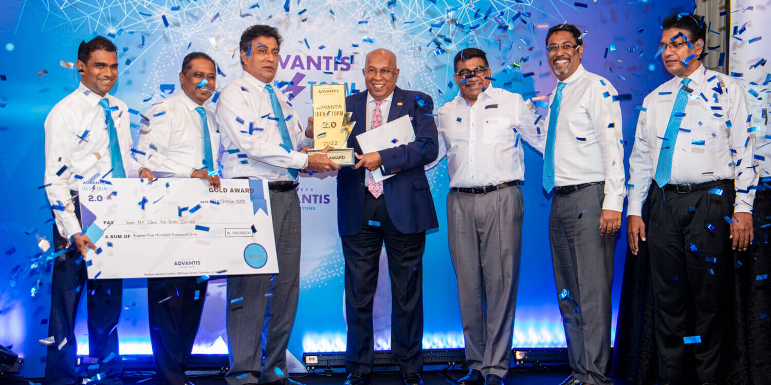 Lilip Sanjeewa, Capt. Mahendra Ranatunga, Jeevaka Gunadheera, Surindha De Abrew and Maazud Marzook receiving the Gold Award by Hayleys PLC Chairman & CEO, Mr. Mohan Pandithage and the Managing Director of Hayleys Advantis Group & Hayleys PLC Executive Director, Mr. Ruwan Waidyaratne.