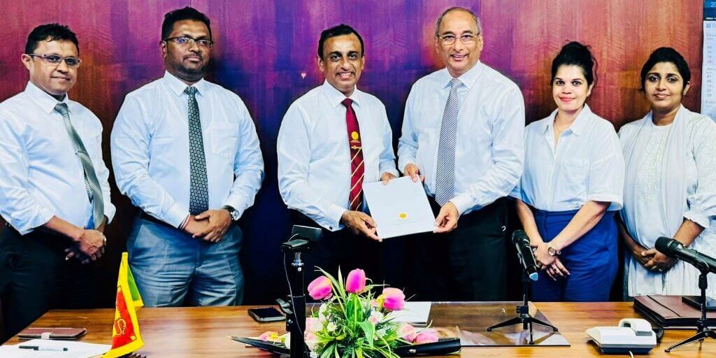 Hayleys Fabric Managing Director Rohan Goonetilleke (third from right) exchanging the MOU with University of Sri Jayawardenapura Vice Chancellor Prof. Pathmalal M. Manage (third from left) in the presence of teams from Hayleys Fabric and University of Sri Jayawardenapura.